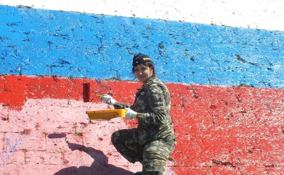 В Севастополе в День присоединения Крыма к России обновили российские флаги на Инженерном мысу