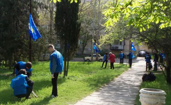 В Севастополе проверят действия директора школы, отправившего детей на субботник, одетых в партийную символику «регионалов»