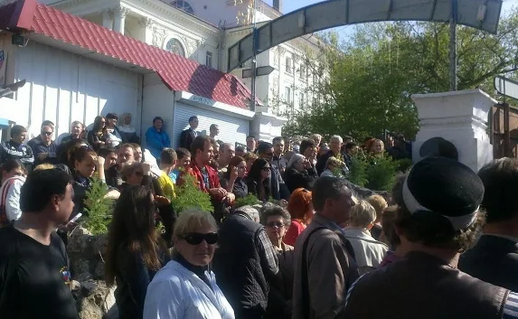 Митинг у севастопольского дельфинария закончился попыткой прорваться в кабинет к Яцубе