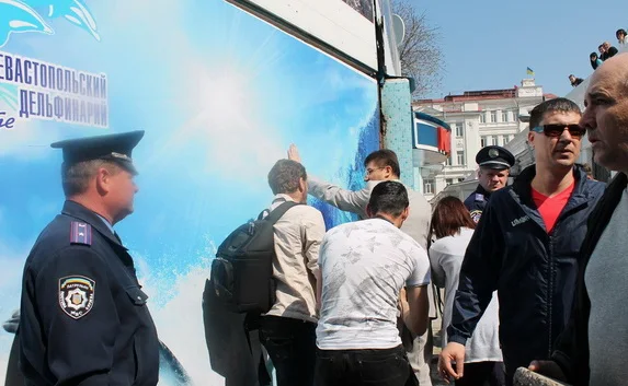 Яцуба заявил, что дельфинарий никто трогать не будет и сам готов кормить дельфинов