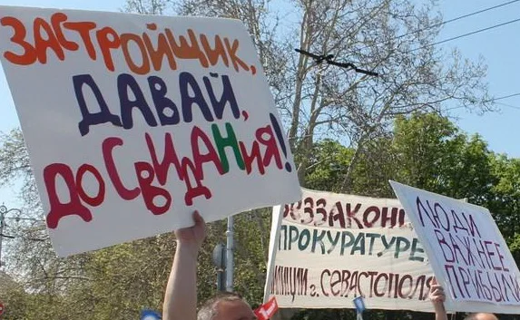 Народная колонна прошла в первомайском шествии и рассказала севастопольским властям все, что она о них думает