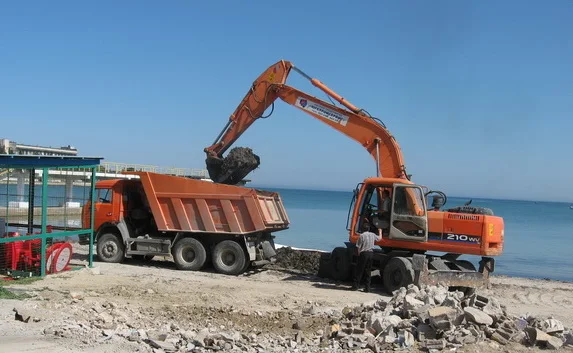 С пляжа «Омега» вывезено около 30 КамАЗов водорослей