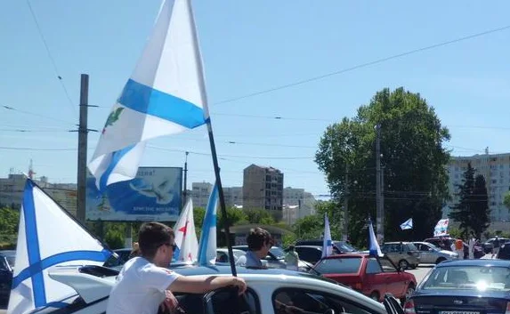 В Севастополе прошел автопробег «Мы несем Андреевский флаг»