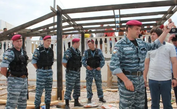 В Севастополе сход граждан в защиту парка Победы обернулся стычкой с «Беркутом»