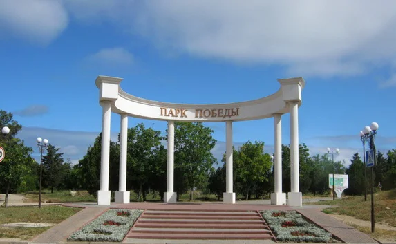 На пляже в парке Победы по требованию прокуратуры снесли еще и баню