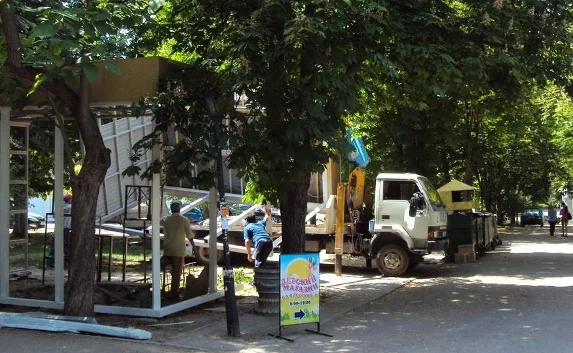 В Севастополе снесли ларек в центре города, обнаруженный общественниками