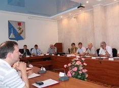 Члены президиума горсовета взбунтовались против администрации, которая недодает пригласительные. Эта и другие темы президиума