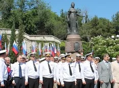 Севастопольцы мирно поздравили Россию с праздником