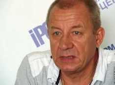 Валентин Шестак: дождь и бдительные библиотекари спасли краснолистный клен от рук коммунальщиков