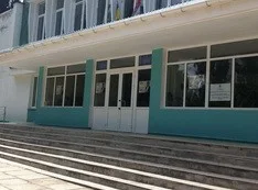 Белоцерковец подал жалобу в ЦИК на Новинского за развешенные в школе агитматериалы