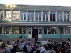 ЦИК не усмотрел в размещенных в школе агитматериалах Новинского нарушения закона. Но поручил милиции разобраться