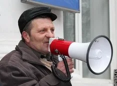 Большаков призвал работников-нелегалов «Севморзавода» объединить усилия в борьбе за справедливость