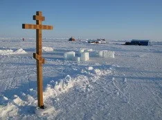 Крест из Севастополя и флаг города российским путешественником были установлены на Северном полюсе