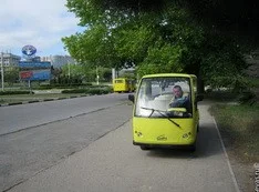 Электромобили в парке Победы снова начали перевозить отдыхающих. Пикет администрации отменяется