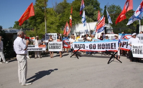 В Севастополе пикетировали штаб ВМСУ