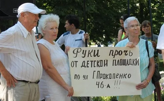 Русские общественники Севастополя на митинге выступили против попыток «раздавить человека» 