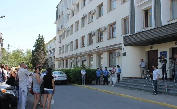 В Севастополе директор ювелирной сети пикетировал Миндохов и прокуратуру. В налоговой не поняли, что это было 