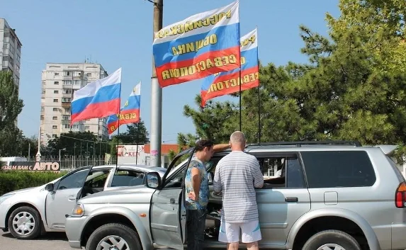 В Севастополе флот России поздравили еще одним автопробегом. Украинский флот пока не хотят поздравлять