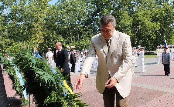 В Севастополе Путин и Янукович приняли участие в Дне флота. Город очистили от людей, урн и Андреевских флагов