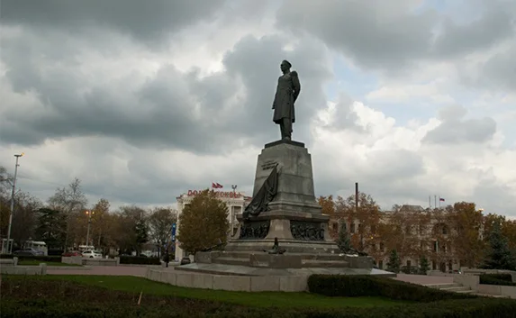 Памятник Павлу Нахимову в преддверии Дня флота покрыли химическим веществом