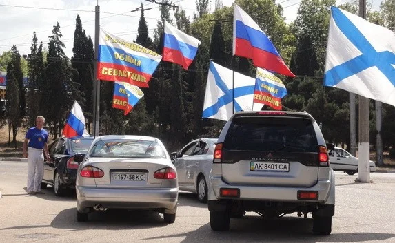 В Севастополе накануне Дня Независимости Украины состоялся автопробег в честь Дня флага России