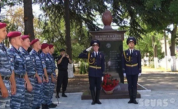 В сквере Бузина в Севастополе открыли памятник погибшим сотрудникам городской милиции 