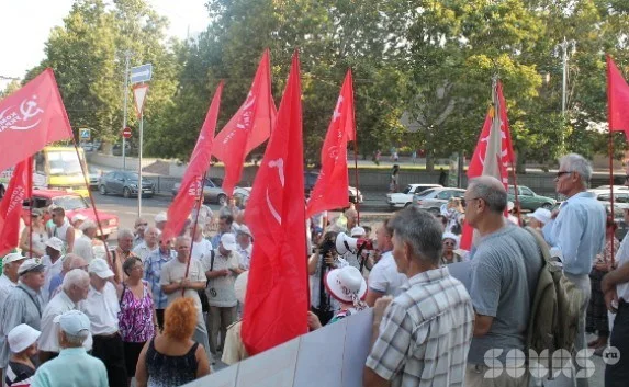 В Севастополе пикет Союза рабочих Севастополя и КПУ начался со стычки с исполнительной службой 
