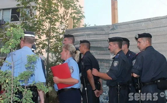 В Севастополе сход граждан на Кесаева оставил стоять строительный забор фирмы-застройщика мыса Хрустальный