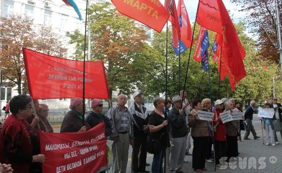 На пикете под городским советом призывы уже звучат не к депутатам, а к севастопольцам