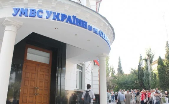 Большаков пикетом под УМВД добился, чтобы у него забрали вещдоки избиения матери