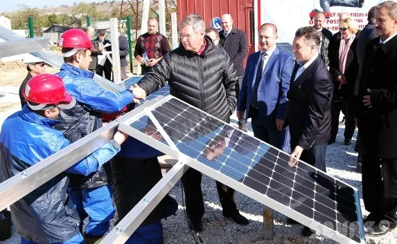 Яцуба лично смонтировал панель первой солнечной электростанции Севастополя