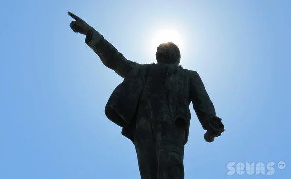 Коммунисты в Севастополе на Покров охраняют памятник Ленину 