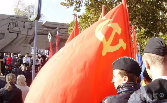 В Севастополе не отреклись от традиции и подняли красное знамя в честь 69-ой годовщины освобождения Украины