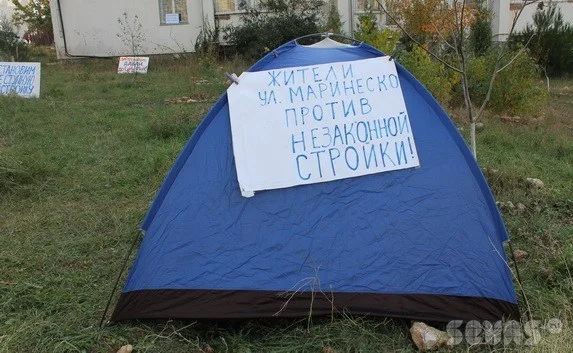 Жители Маринеско, 11, заблокировали стройплощадку палатками 
