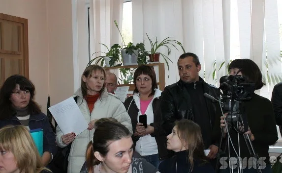 Яцуба пообещал родителям детей гимназии № 10 дать юриста, чтобы судиться с Саратовым