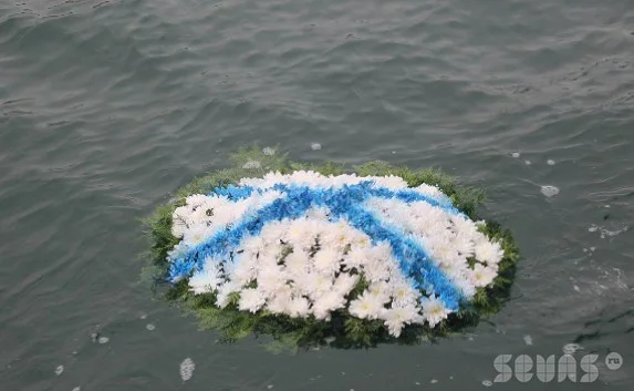 В Севастополе в знак «исхода» белой армии из Крыма опустили на воду венок