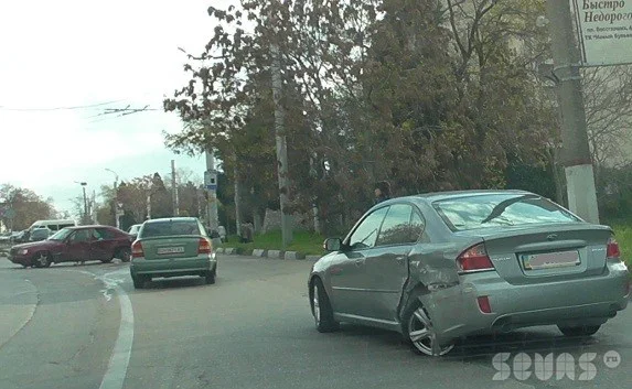 В районе площади Восставших столкнулись две иномарки