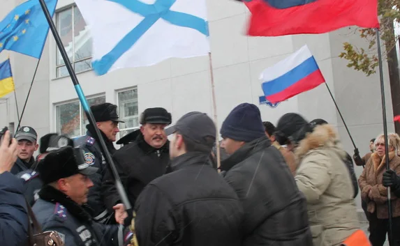 В Севастополе сторонников «Евромайдана» закидали яйцами и без драки не отпустили домой