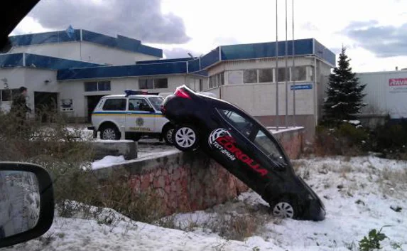 В Севастополе автомобиль «Toyota» нырнул с полутораметровой высоты
