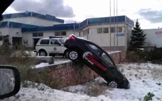 В Севастополе автомобиль «Toyota» нырнул с полутораметровой высоты