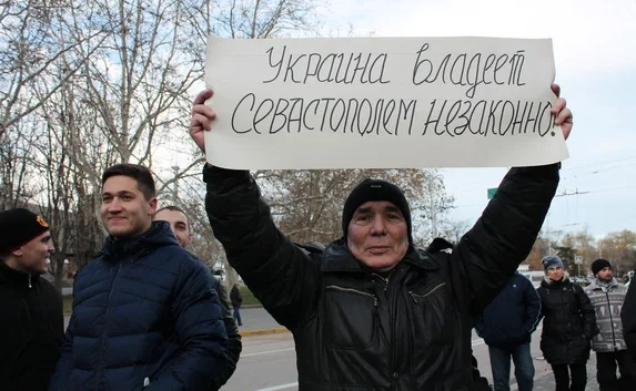  В Севастополе сторонники и противники «Евромайдана» схлестнулись в борьбе за креатив: морковка и вазелин против «врагов Украины» в сале