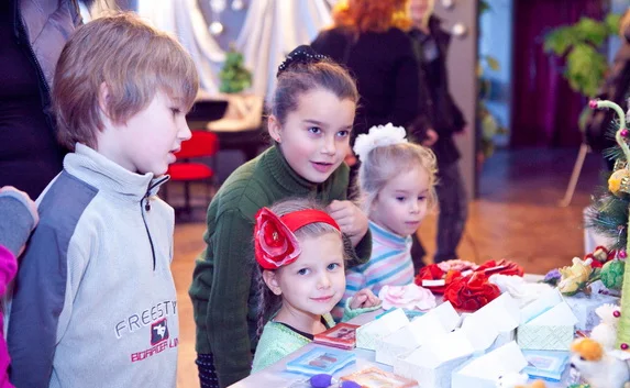 Севастопольцы отметили день святого Николая выставкой новогодних подарков в УКИЦ