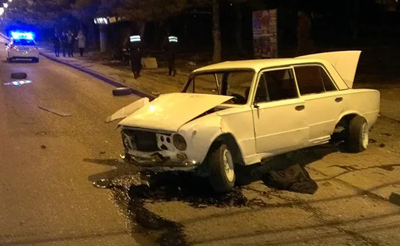 В новогоднюю ночь «копейка» протаранила остановку «38-я школа»
