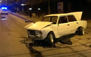 В новогоднюю ночь «копейка» протаранила остановку «38-я школа»