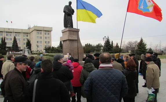 Севастопольский «Евромайдан» возле памятника Шевченко был проигнорирован пророссийскими силами