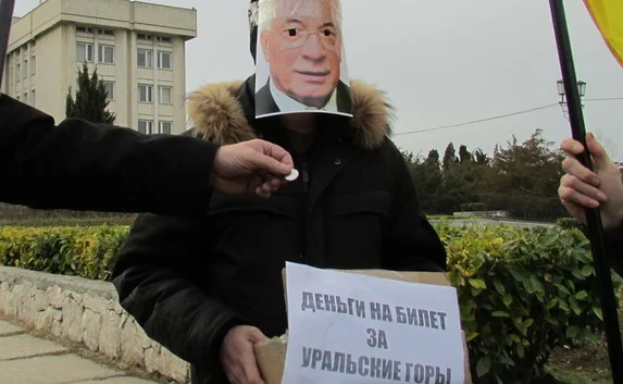На «Евромайдане» Азарову собирали деньги на билет в Зауралье