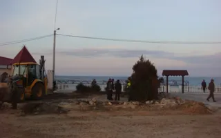 На пляже «Парк Победы» снесли незаконный каменный забор