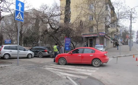 На перекрёстке Новороссийская — Адм. Октябрького в ДТП столкнулись три автомобиля