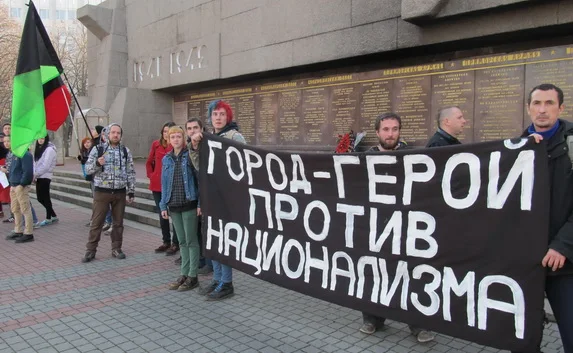 В память об Анастасии Бабуровой севастопольские антифашисты провели в центре города кинопоказ и мини-марш