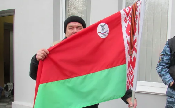 СГГА в палатке охраняют старые моряки-черноморцы, а развлекают пенсионеры с баяном